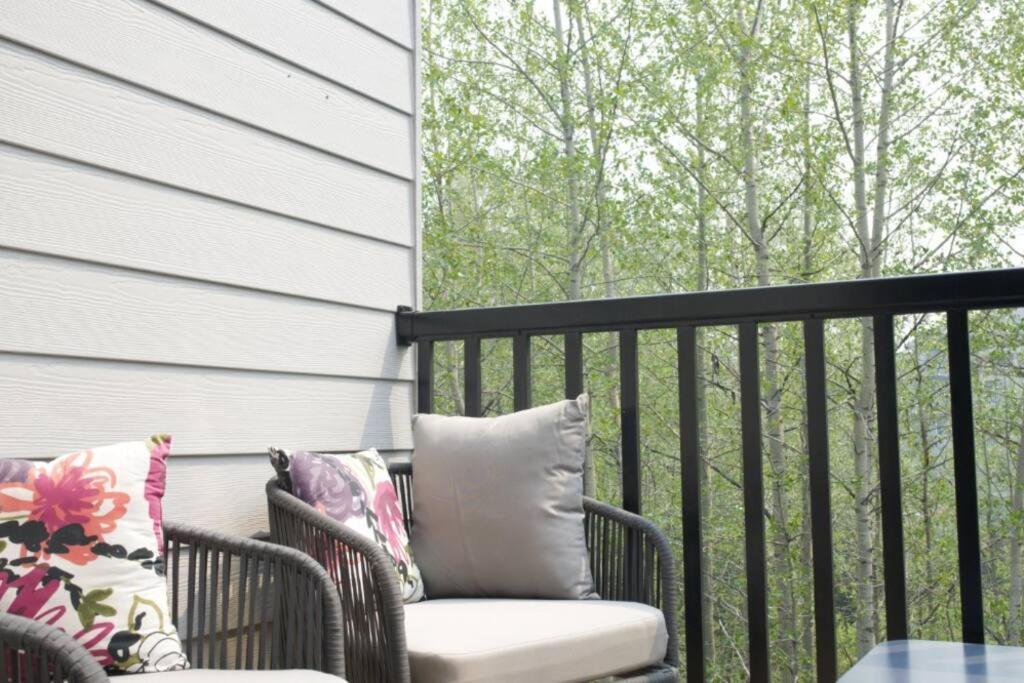 Immersed In The Scenery Of Canmore Exterior foto